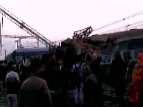 दो डिब्बे एक खाली सूखी पड़ी नहर में गिरे दो डिब्बे एक खाली सूखी पड़ी नहर में गिरे