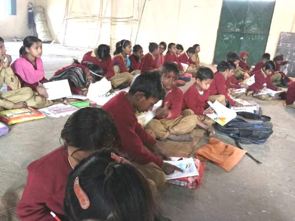 गरीब बच्चों की जिंदगी में शिक्षा की रोशनी ला रहे डीएम
