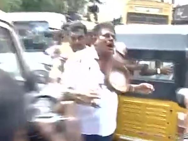 शशिकला पुष्पा के पति और वकील की पिटाई