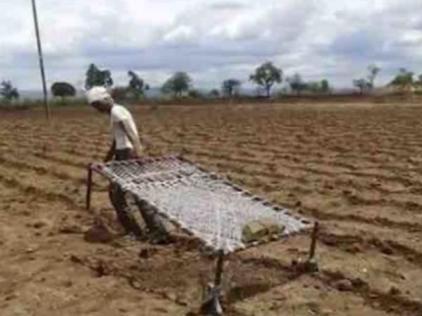 3. खटिया से खेत जोतने वाला किसान