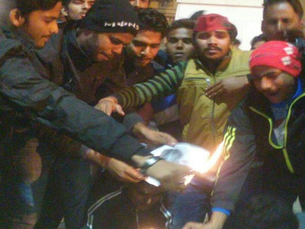 जलाया शिवपाल का पोस्टर जलाया शिवपाल का पोस्टर