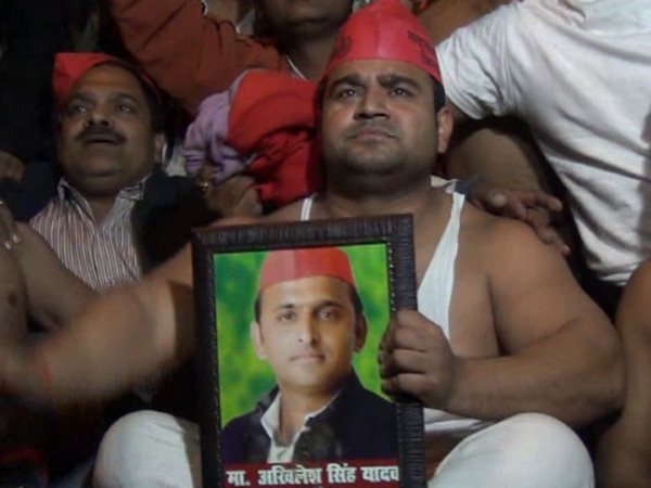 अखिलेश के समर्थन में नारेबाजी अखिलेश के समर्थन में नारेबाजी