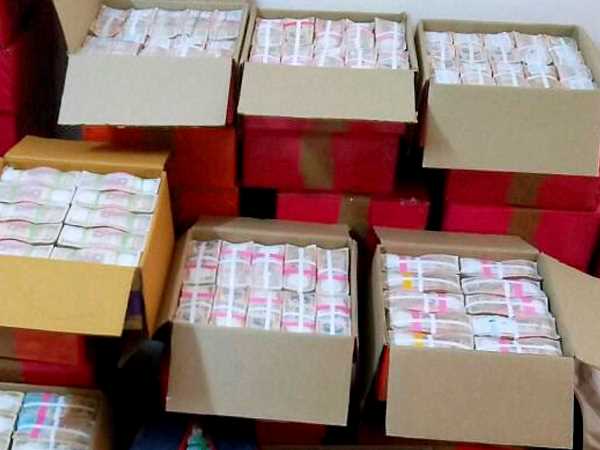 नोएडा में छापा, सीज किए गए 2.6 करोड़ कैश, 95 किलो सोना, 12 लाख के नए नोट नोएडा में छापा, सीज किए गए 2.6 करोड़ कैश, 95 किलो सोना, 12 लाख के नए नोट