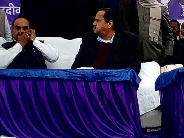 'नरेन्‍द्र मोदी भाषण में रो देते हैं और जनता तरस खा जाती है'