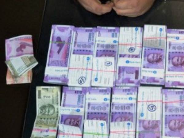 'नए नोट में चिप' की वजह से पकड़े गए एटीएम कैश वैन के लुटेरे 'नए नोट में चिप' की वजह से पकड़े गए एटीएम कैश वैन के लुटेरे