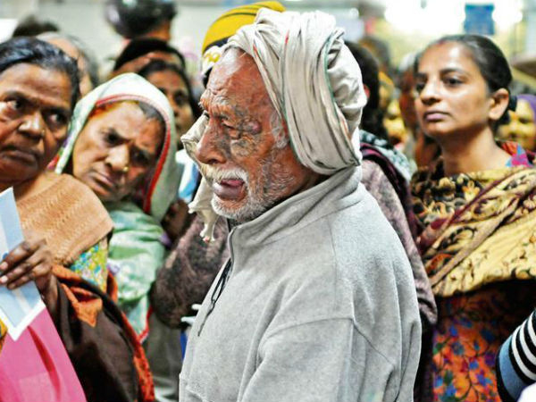 Demonetisation woes: old man crying in a bank touches a raw nerve, Viral Photo Demonetisation woes: old man crying in a bank touches a raw nerve, Viral Photo