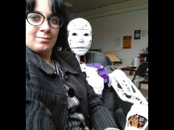  Woman reveals she has fallen in love with a ROBOT2