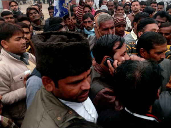 नसीमुद्दीन सिद्दीकी के कार्यक्रम में प्रधान ने काटा हंगामा नसीमुद्दीन सिद्दीकी के कार्यक्रम में प्रधान ने काटा हंगामा