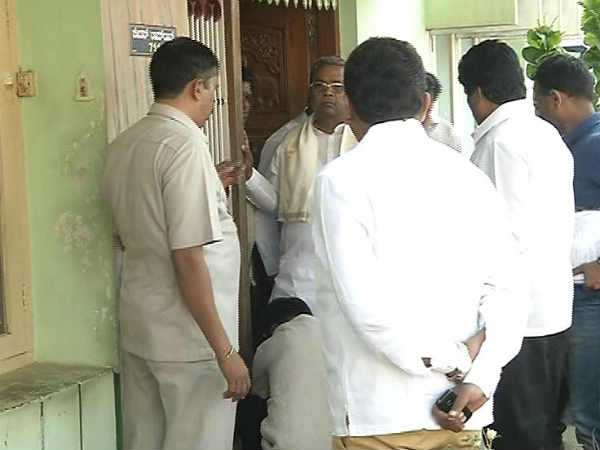 Video: Karnataka CM Siddaramaiah gets shoelaces tied by his 'staff member' Video: Karnataka CM Siddaramaiah gets shoelaces tied by his 'staff member'
