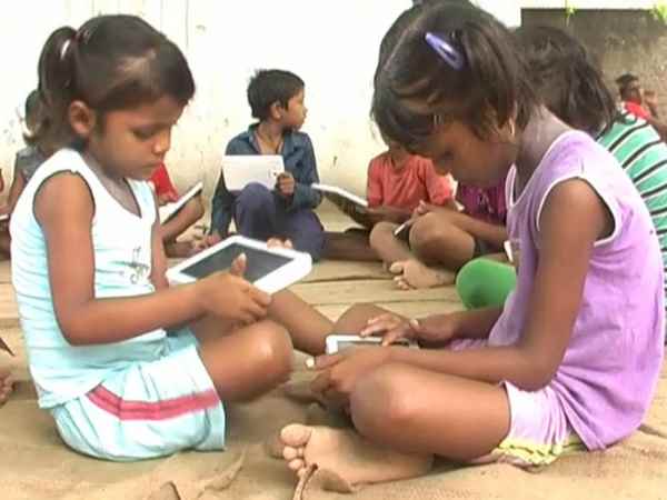 टेबलेट का यूज कर काफी उत्साहित हैं बच्चे