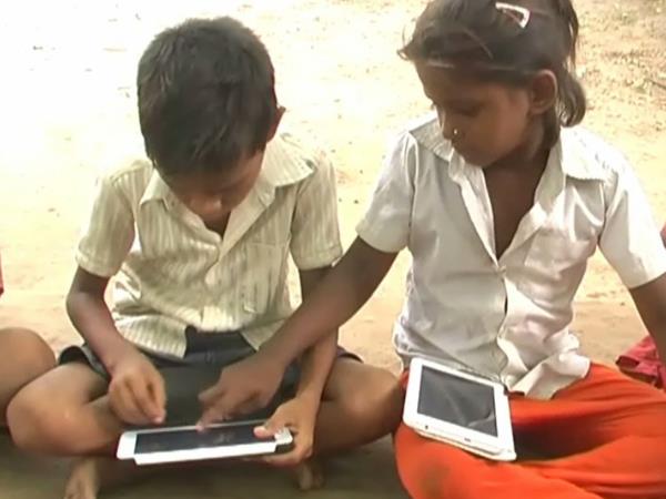 ग्रामीण इलाकों के बच्चों के हाथ में टैबलेट