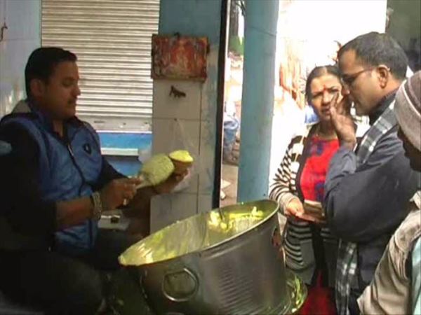 ऐसे बनती है ये मिठाई