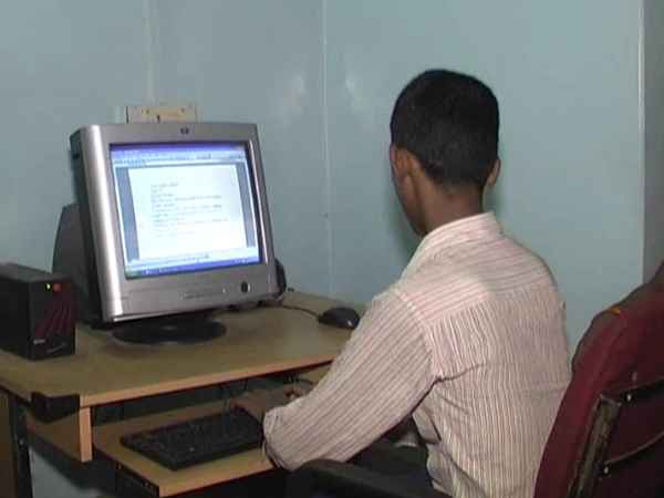 कंप्यूटर पर करते हैं पढ़ाई, करते हैं फाइल एडिट