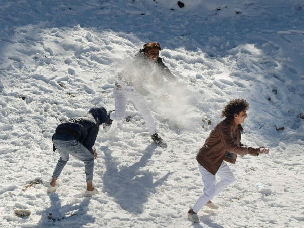 मौसम में प्यार की खुमारी भर दी