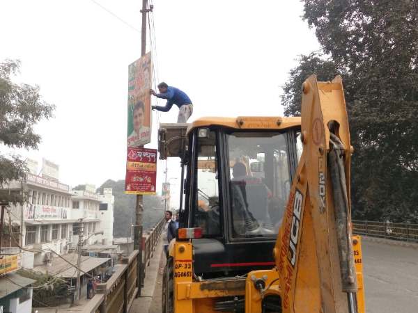 रायबरेली में भी चला प्रशासन का डंडा