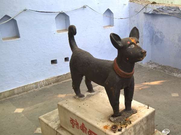 होली और दीपावली पर लगता है मेला