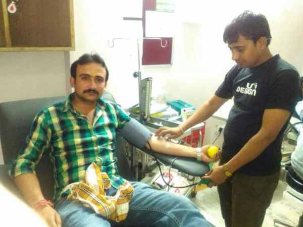 'उम्मीद रौशनी की' संस्था बनाकर कर रहे काम