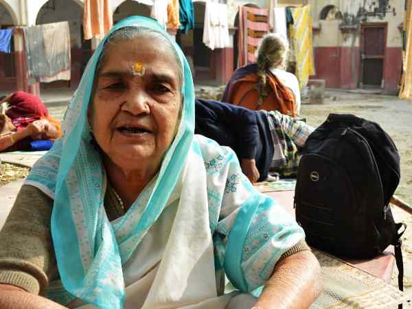 पति के मुक्ति के बाद अब पत्नी देख रही मुक्ति की राह 