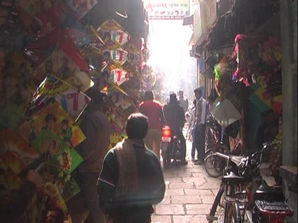 वाराणसी के बाजार पीएम मोदी की पतंगों से भरे