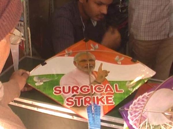 बाजारों में आई नोटबंदी और सर्जिकल स्ट्राइक की पतंगें