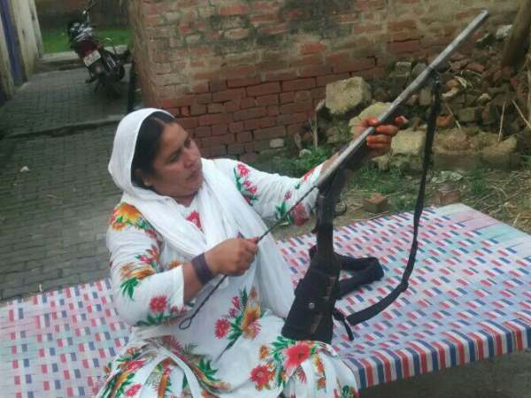 मनचलों को सबक सिखाती हैं शहाना मनचलों को सबक सिखाती हैं शहाना