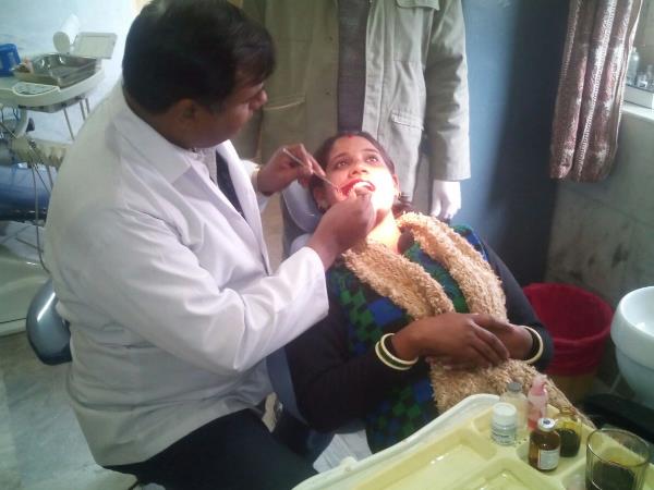 आधुनिक डेंटल चेयर यूनिट मौजूद 