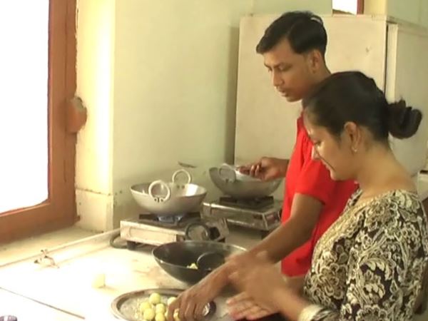 कैसे बनता है ये गुलाब जामुन 