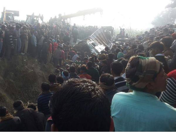 bus accident यूपी के एटा में दर्दनाक हादसा, स्कूल बस से टकराया ट्रक, 25 बच्चों की मौत