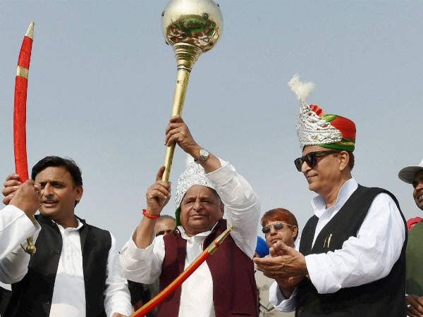 शिवपाल-मुलायम समर्थकों पर चली अखिलेश की तलवार