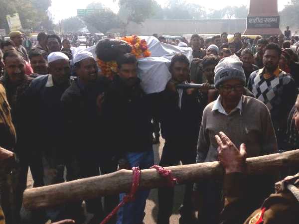 पुलिस ने कलेक्ट्रेट परिसर में जाने से रोका