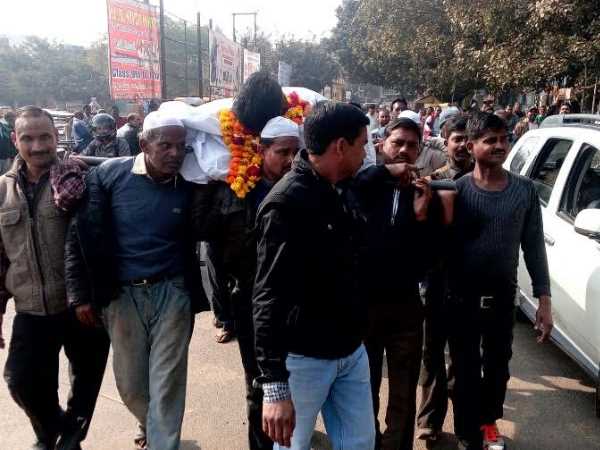 नजारा देख लोग हंसी नहीं रोक पाए