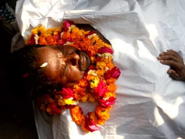 अर्थी पर लेटकर नामांकन करवाने गया प्रत्याशी