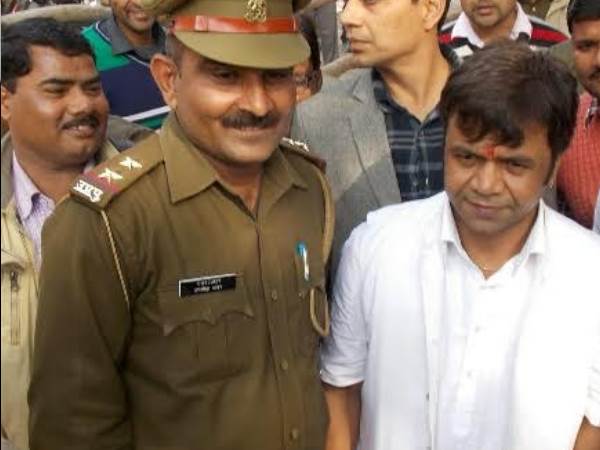 सेल्फी लेने से पीछे नहीं हटे दरोगा