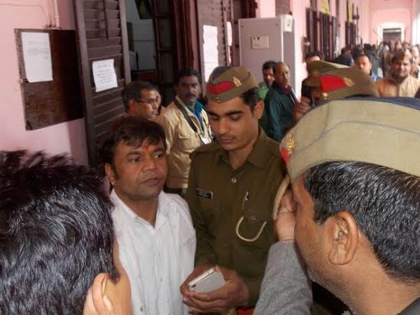 दरोगा की लापरवाही से घुस गई भीड़