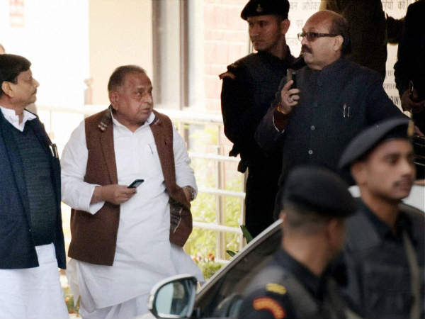 अमर सिंह को किनारे लगाने के लिए खेला गया बड़ा दांव