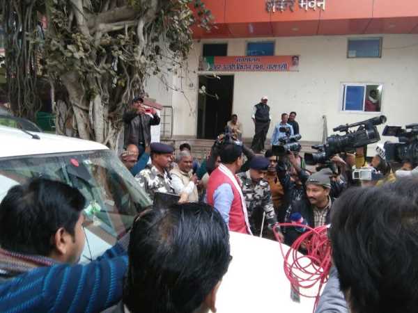 कार्यालय जाने से पहले विरोधी कार्यकर्ताओं के बीच में फंसे केशव