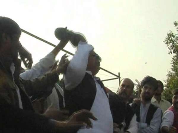 नेता जी का चुनावी स्टंट ! खुद को मारे जूते नेता जी का चुनावी स्टंट ! खुद को मारे जूते