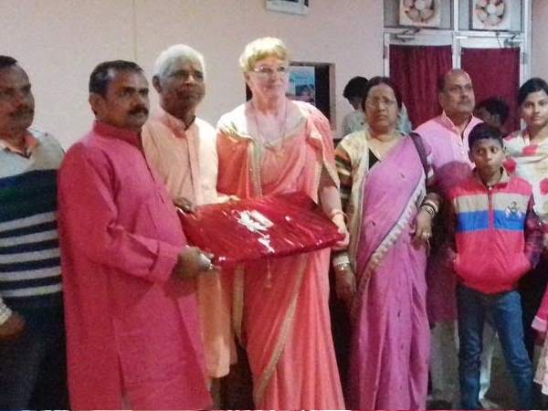 मंदिर में दोनों ने रचाई शादी मंदिर में दोनों ने रचाई शादी