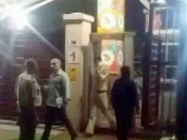 रोजाना की तरह ऑफिस से घर निकला