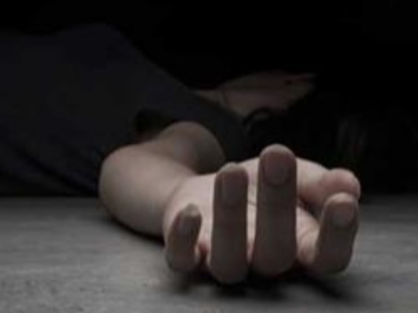 गले पर लिपटा था कंप्यूटर वायर, खून पर पड़ी थी लाश