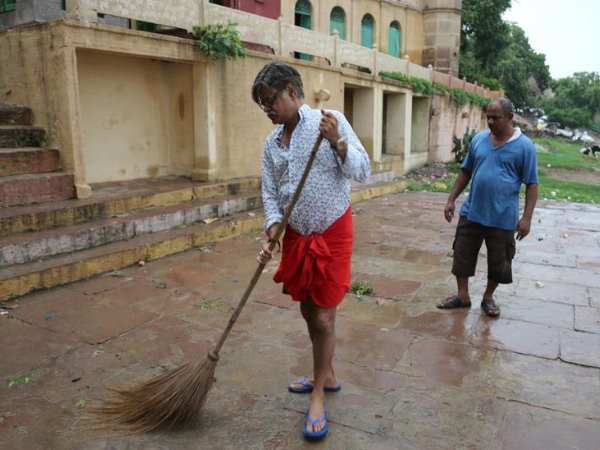 झाड़ू लगाने का हुनर दिखाते संजय