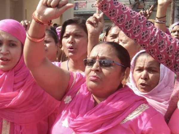 लोकतांत्रिक गुलाबी गैंग की मुखिया हैं सुमन लोकतांत्रिक गुलाबी गैंग की मुखिया हैं सुमन