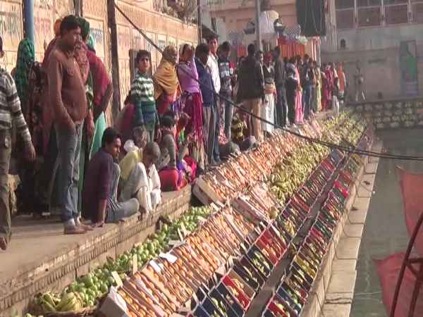 मथुरा: प्रसिद्धि पाने के लिए साधु भूला मर्यादा,लोगों में रोष