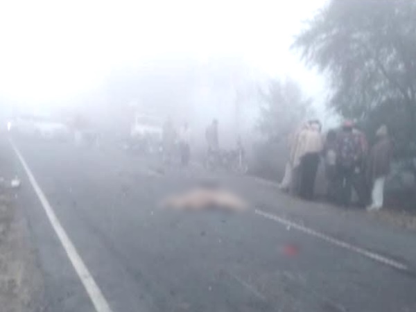 मथुरा: बाइक सवार तीन लोगों को रोडवेज बस ने मारी टक्कर, एक की मौत मथुरा: बाइक सवार तीन लोगों को रोडवेज बस ने मारी टक्कर, एक की मौत