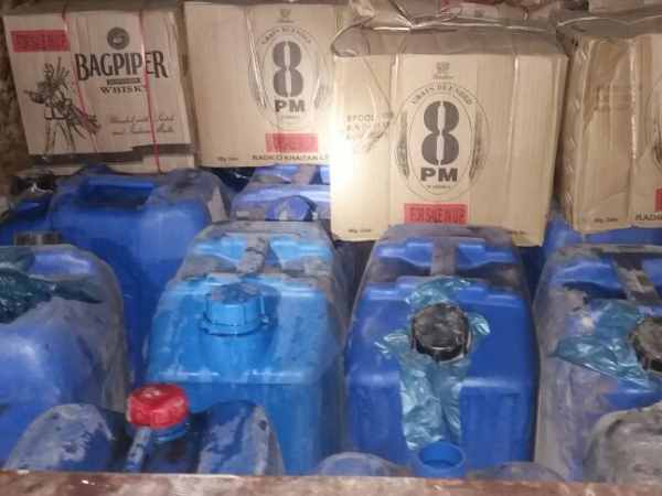 बहराइच: बड़ी मात्रा में पानी में आग लगाने वाला घातक केमिकल बरामद, केस दर्ज बहराइच: बड़ी मात्रा में पानी में आग लगाने वाला घातक केमिकल बरामद, केस दर्ज