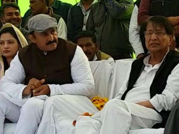 मथुरा: अजित सिंह को सुनने से ज्यादा उनका हेलिकॉप्टर देखने के लिए जुटी भीड़ ! मथुरा: अजित सिंह को सुनने से ज्यादा उनका हेलिकॉप्टर देखने के लिए जुटी भीड़ !