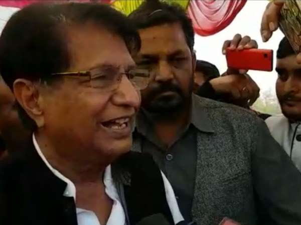 मथुरा: अजित सिंह को सुनने से ज्यादा उनका हेलिकॉप्टर देखने के लिए जुटी भीड़ ! मथुरा: अजित सिंह को सुनने से ज्यादा उनका हेलिकॉप्टर देखने के लिए जुटी भीड़ !