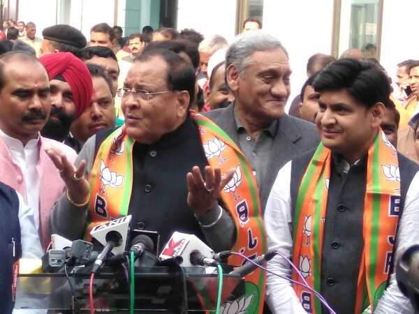 विजय बहुगुणा रहे हैं बगावत के सूत्रधार