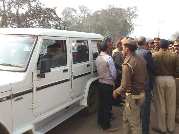 मिर्जापुर: चेकिंग के दौरान बोरे में मिले 39 लाख रुपये