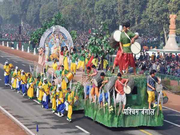 देश की राजधानी दिल्ली में 68वें गणतंत्र दिवस की धूमधाम से तैयारियां शुरु हो गई है। इसी के मद्देनजर सोमवार को गणतंत्र दिवस का होने वाली परेड फुल ड्रेस अभ्यास किया गया है। देश की राजधानी दिल्ली में 68वें गणतंत्र दिवस की धूमधाम से तैयारियां शुरु हो गई है। इसी के मद्देनजर सोमवार को गणतंत्र दिवस का होने वाली परेड फुल ड्रेस अभ्यास किया गया है।